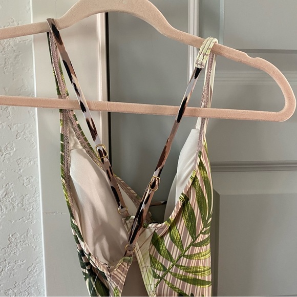 NWT Vince Camuto Tropical Palm Lace Up Plunging One Piece - Picture 5 of 6